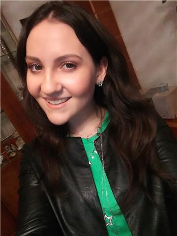 Mi chiamo Veronica,ho 19 anni a novembre 20 , ho frequentato il liceo scientifico Rispoli di San Severo e studio per diventare insegnante di filosofia.
Le mie lezioni sono rivolte ad adolescenti dai 14 anni fino i 18. 
Ho ottima conoscenza della letteratu