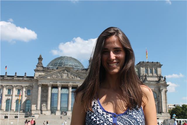 Doy clases particulares de inglés, de matemáticas o de cualquier materia hasta bachillerato. actualmente hago la doble titulación de ade y derecho