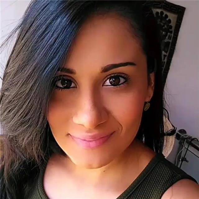 Profesora de inglés imparte clases a niños de todas las edades