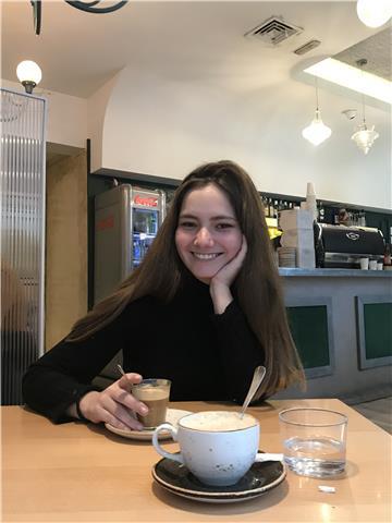 Soy una chica joven, de 20 años. Terminé bachillerato de ciencias en 2019. Desde siempre me han gustado los niños y soy muy paciente, por lo que le gustaría dirigirme a niños de educación primaria