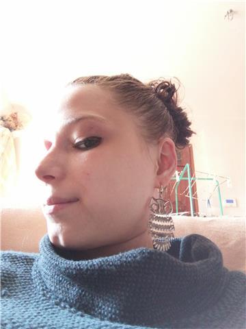 Ragazza di 27 anni. Diplomata come operatrice aziendale attualmente sego un corso formativo come assistente all'infanzia. Offro lezioni di matematica, italiano, storia, geografia, tecnica, tedesco