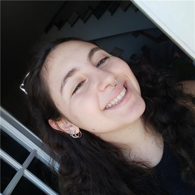 Studentessa bilingue italiano francese offre ripetizioni per tutte le materie delle medie