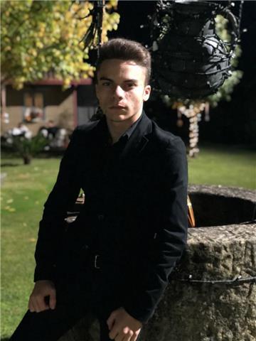 Diplomato al liceo classico ad indirizzo musicale e studente del rinomato conservatorio di Napoli “San Pietro a majella”, impartisco lezioni di teoria musicale, pianoforte