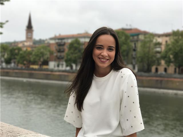 Licenciada en lenguas extranjeras (con especialidad en inglés) da clases de inglés a alumnos de primaria, eso y bachillerato