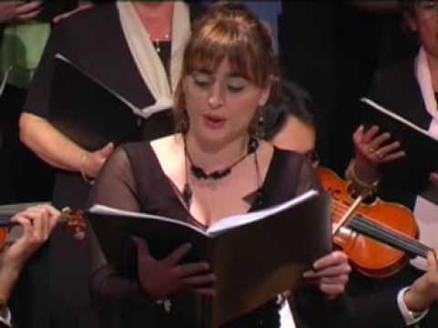 Cantante lirica diplomata al Conservatorio di Pesaro, ha studiato presso l'Accademia lirica della Scala di Milano, accademia di S. Cecilia a Roma, accademia lirica di Osimo, accademia lirica di Palermo. Ha cantato nei più prestigiosi teatri d'Italia e all