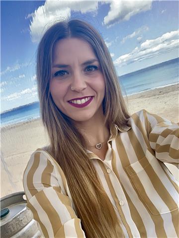 Profesora de primaria especialista en audición y lenguaje. preparada para dar clases particulares de todas las materias que se imparten en educación primaria