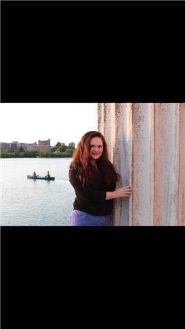 Profesora americana de inglés con 6 años de experiencia que habla 5 idiomas y que estudia logopedia bilingüe