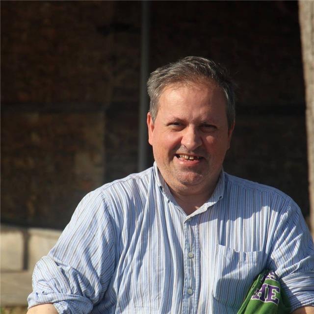 Profesor licenciado y con experiencia da clases todos los niveles