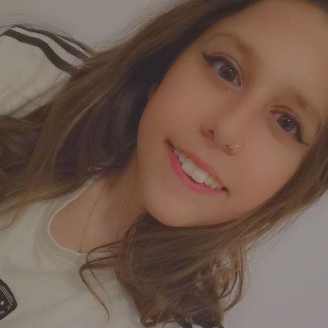 Me defino una chica responsable y educada. No me importa darle clases a quien lo necesite