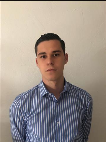 Chico joven de 20 años estudiando turismo para dar clase a niños de primaria y eso