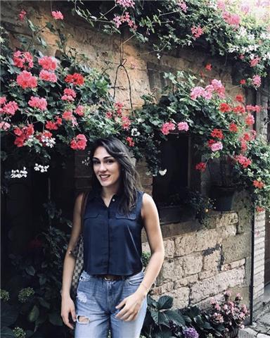 Laureata in lingue offre lezioni di conversazioni per adulti, ripetizioni a ragazzi della scuola media e superiore e preparazione a esami di livello (FCE, PET ecc.)