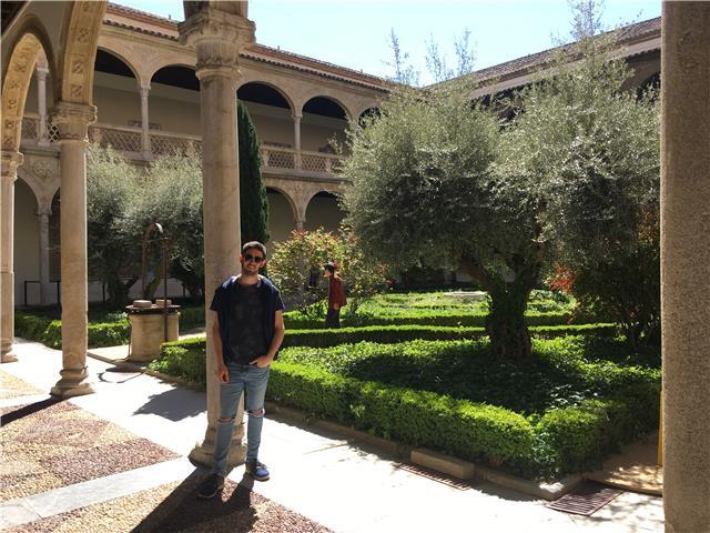 Estudiante universitario de relaciones internacionales y economia. estudié bachillerato científico-tecnológico. princiamente eso y bachillerato