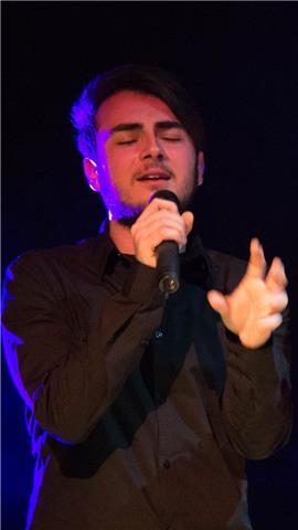 Se ofrecen clases de canto moderno (repertorio, preparación de casting,...)