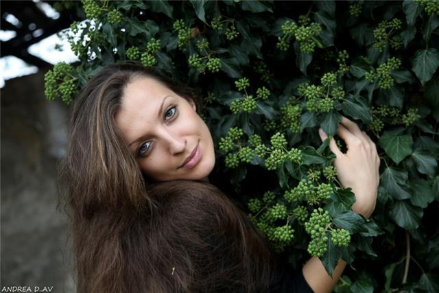 Cantante lirica laureata in canto, pianoforte, didattica impartisce lezioni private di canto, pianoforte, solfeggio