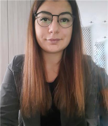 Studentessa 20enne offre aiuto compiti elementari e medie