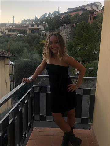 Diplomata al liceo linguistico, ora studentessa di infermieristica. Impartisco lezioni di inglese, francese (medie e liceo) e anche aiuto compiti per ragazzi delle medie