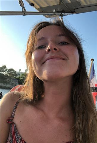 12 ans d'apprentissage de l'anglais dont 1 an et 6 mois passé en Angleterre, actuellement en Licence internationale d'économie, je suis passionnée par cette belle langue et par l'Angleterre, je serais ravie de partager mon savoir et faire parler cette lan