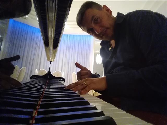 INSEGNANTE DI PIANOFORTE E TASTIERE, CHITARRA