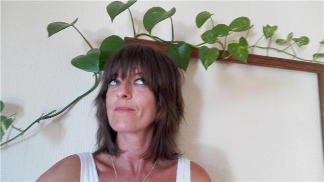 Profesora cualificada por yoga alliance en distintas disciplinas de yoga que adapto a las necesidades de cada alumno