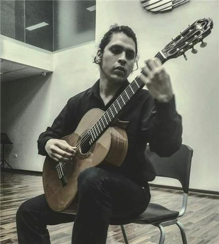 Profesor de guitarra egresado del Conservatorio de Lima