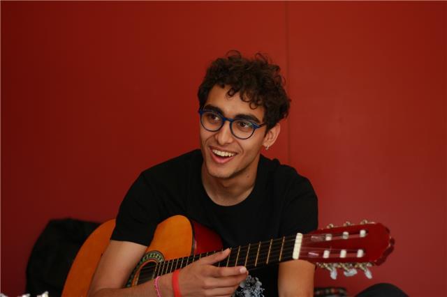 Profesor de guitarra particular para principiantes que quieran aprender a tocar