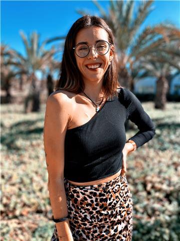 Estudiante ejerce clases para alumnos de primaria en elche