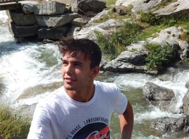 Studente universitario, do ripetizioni per studenti delle elementari, medie, prima e seconda superiore