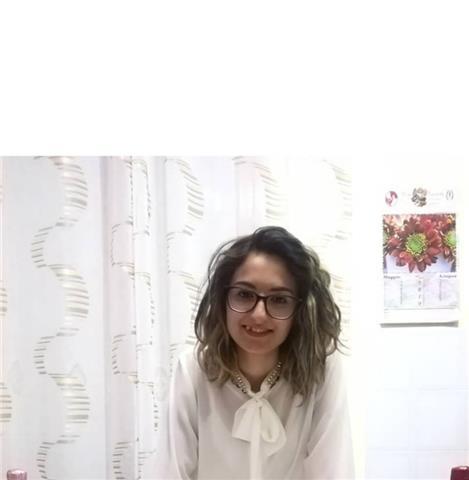 Diplomata presso il liceo delle scienze umane con votazione pari a 98/100