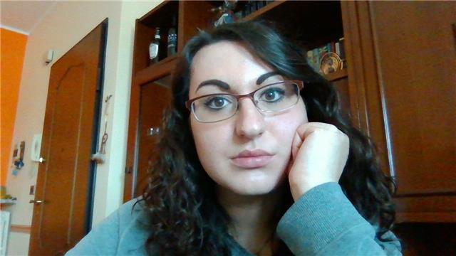 ragazza laureata in comunicazione da lezioni private di italiano, letteratura, psicologia e filosofia