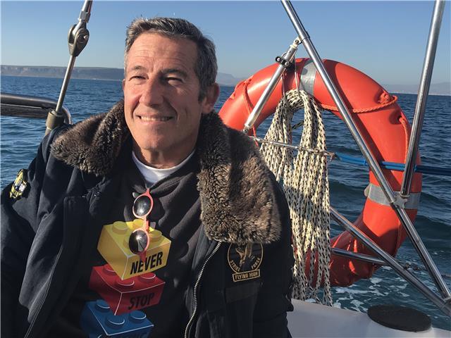 Lo hago para ayudar a los jovenes o mayores que quieren aprender