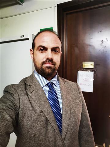 Insegnante di diritto ed economia con esperienza decennale nel campo del diritto e dell'economia