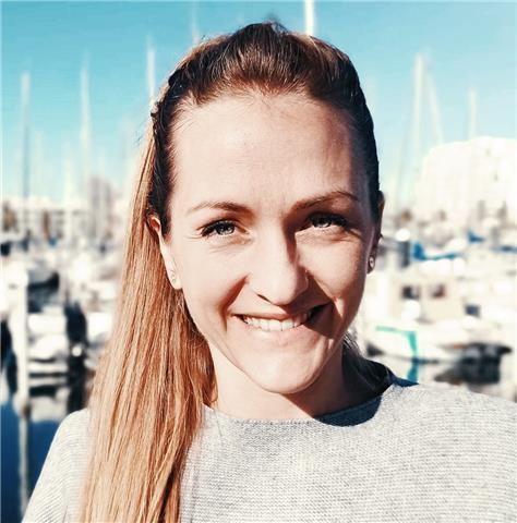 Graduada de una maestría en derecho francés, vivo en sóller desde hace cinco años, trabajando en el sector turístico. me encantaría enseñar mi lengua materna, el francés pero también el inglés. nacida en una familia de docentes, soy naturalmente una buena