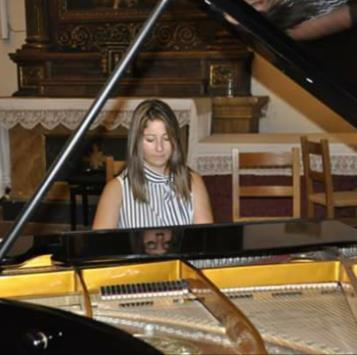 Insegnante di Pianoforte, Teoria e Solfeggio, Armonia impartisce lezioni private a bambini e ragazzi interessati di tutte le età