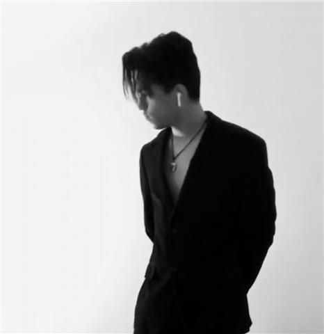 Maschine es un instrumento estándar en creación de ritmos, un sistema de hardware y software que incluye sampler, sistema de arreglos, mezclador, librerías de sonidos, efectos y muchos más. 

nos permitirá crear fácilmente ritmos, melodías y armonías, con