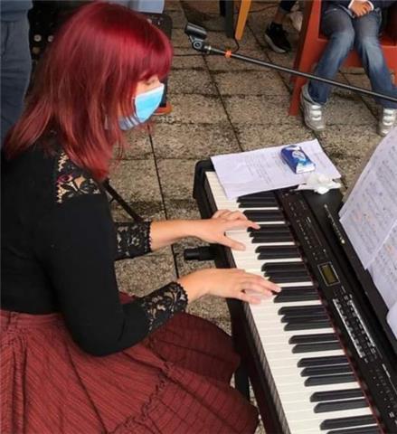 Insegnante di musica e musicoterapia offre lezioni private online di canto, teoria musicale,elementi di armonia e pianoforte (sia classico che moderno per accompagnamento)