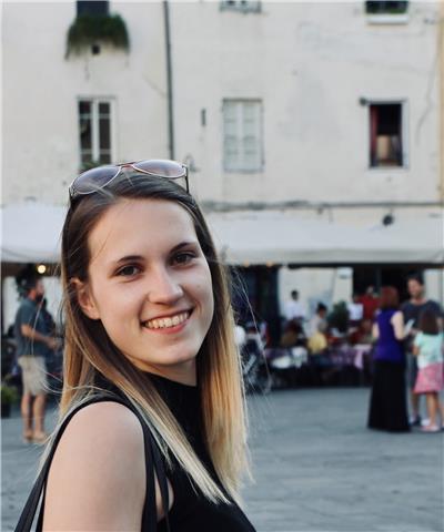 Ragazza francese disponibile per lezioni online di parlato e scritto per la lingua francese