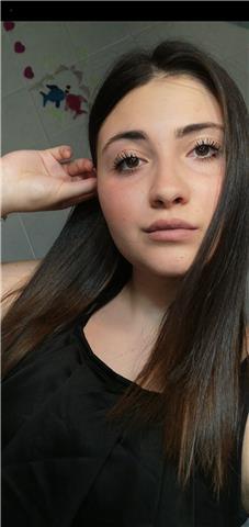 Studentessa diplomata al liceo linguistico