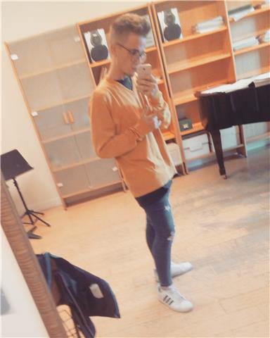 Enseñanzas profesionales y actualmente con 19 años curso 4 de superior(ultimo curso de la carrera de musica)