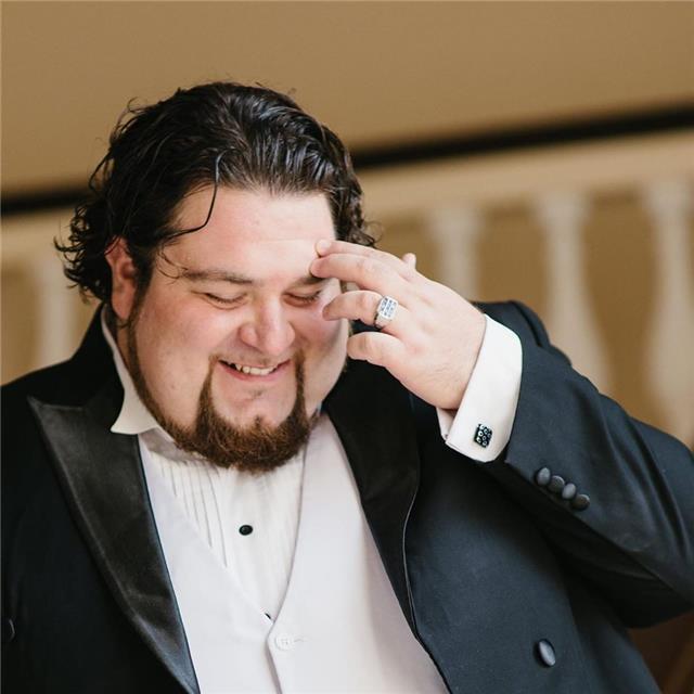 Cantante lirico, con esperienza in teatri a livello internazionale, propone lezioni di musica, teoria solfeggio e tecnica di canto, lirico e leggero.speciali corsi per principianti e lezioni per perfezionamento di cantanti già avviati