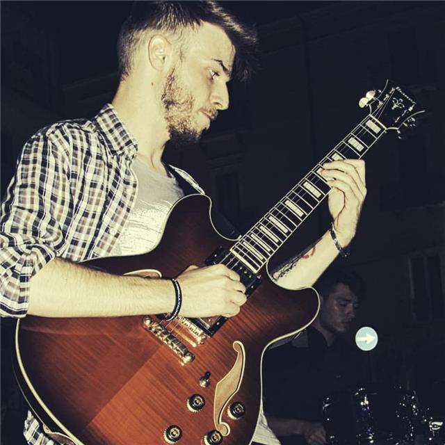 Insegnante di chitarra pop-rock/jazz