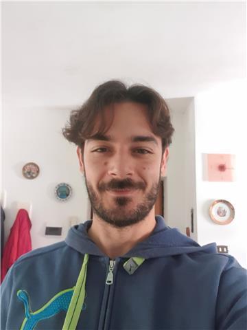laureato in biologia impartisce lezioni di scienze. Solare simpatico paziente e che adora che lo studente apprenda in pieno i temi centrali per una solida preparazione nella materia