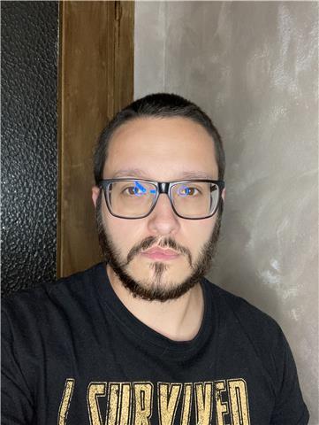 Sono un ragazzo di 32 anni diplomato in grafica e comunicazione. Ho 14 anni di esperienza nel settore grafico