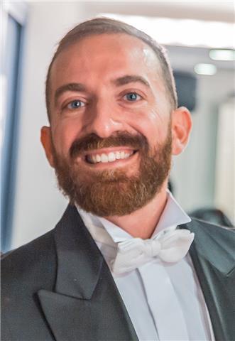 Profesor titulado superior imparte clases. aprende realmente a tocar!