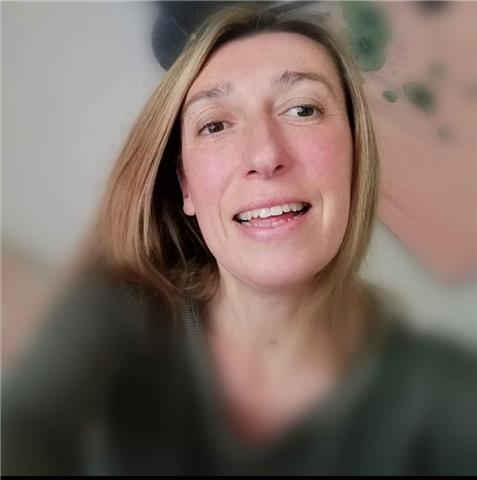 Docente di lettere di ventennale esperienza impartisce lezioni private di italiano e latino a studenti di scuola secondaria e offre consulenza per la stesura di relazioni/tesi scolastiche e universitarie