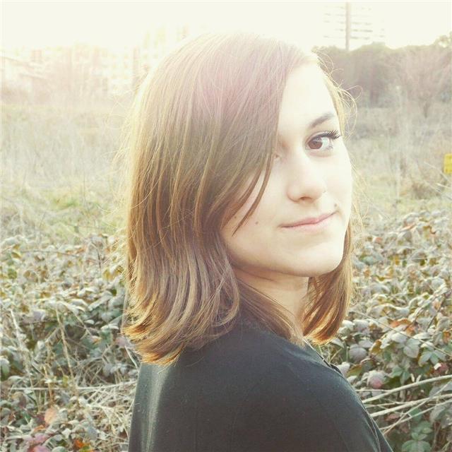 Ragazza impartisce ripetizioni scolastiche di inglese