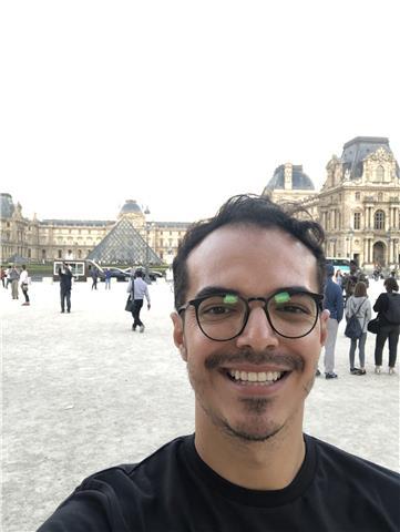 Insegnante di francese, vissuto tanti anni in Francia e pure in Brasile