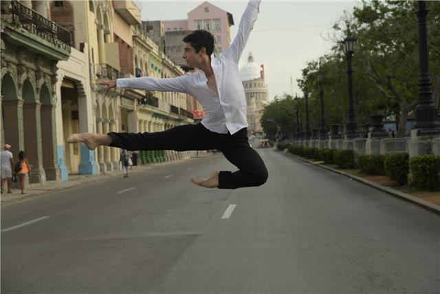 Ballerino e insegnante di danza classica e contemporanea licenziato nella Academia Nazionale di Cuba