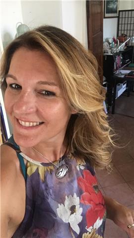 Architetto da oltre 20 anni specializzata in interior design dedicato al benessere ed alla psicologia dell'architettura. ex docente del politecnico di milano, lavoro con grande passione per progettare spazi studiati appositamente per le persone che li viv