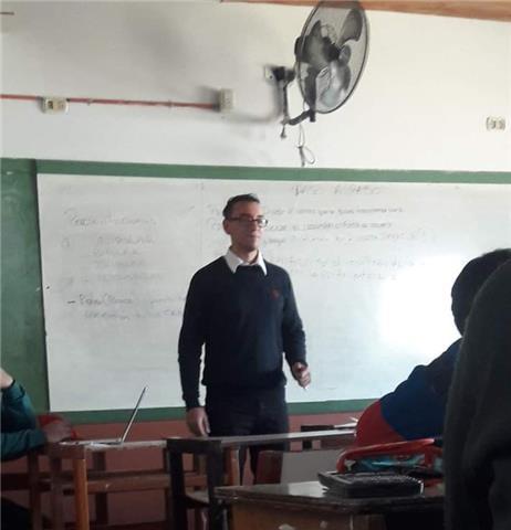 Profesor de Informática imparte clases de apoyo en materias a fines