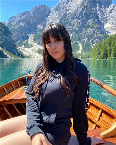 Ciao! Sono Federica, una studentessa universitaria diplomata con ottimi voti al liceo scientifico, impartisco ripetizioni di materie liceali(matematica, italiano, storia, latino, inglese, spagnolo, chimica, biologia, fisica) e aiuto compiti per i più picc